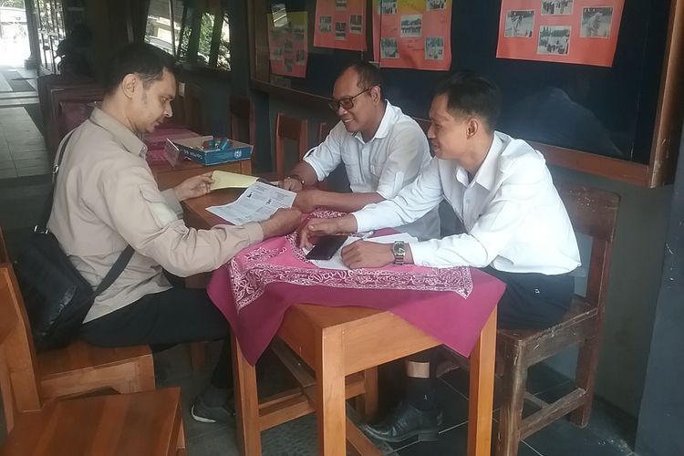 Panitia PPDB SMPN 3 Patebon, saat memberi keterangan kepada wali murid. 