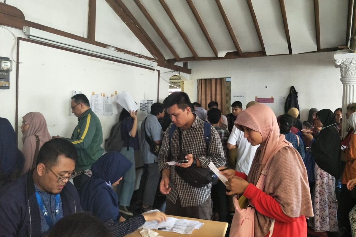 Warga membuat formulir A5 di KPU Depok, Jalan Kartini, Pancoran Mas, Depok, Rabu (10/4/2019)