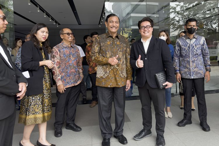 Menteri Koordinator Bidang Kemaritiman dan Investasi Republik Indonesia Luhut Binsar Pandjaitan menjajal mobil listrik MG4 EV.