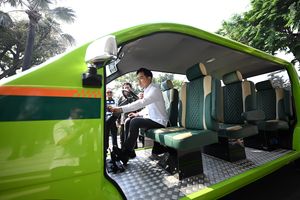 Saat Gibran Duduk-Tanda Tangan di Mobil Listrik 'MOLISA' Karya Mahasiswa Unissula
