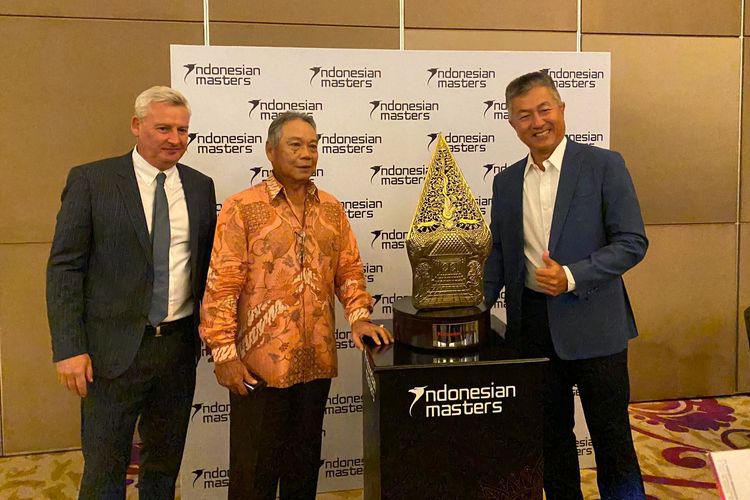 COO of Asian Tour, David Rollo, Presiden Direktur Royale Jakarta Golf Club, Hendro Sutandi, dan Founder Indonesian Masters, Jimmy Masrin, berpose di depan trofi Indonesian Masters pada acara Launching Indonesian Masters 2022 di Hotel JS Luwansa, Jakarta, pada Kamis (29/9/2022).