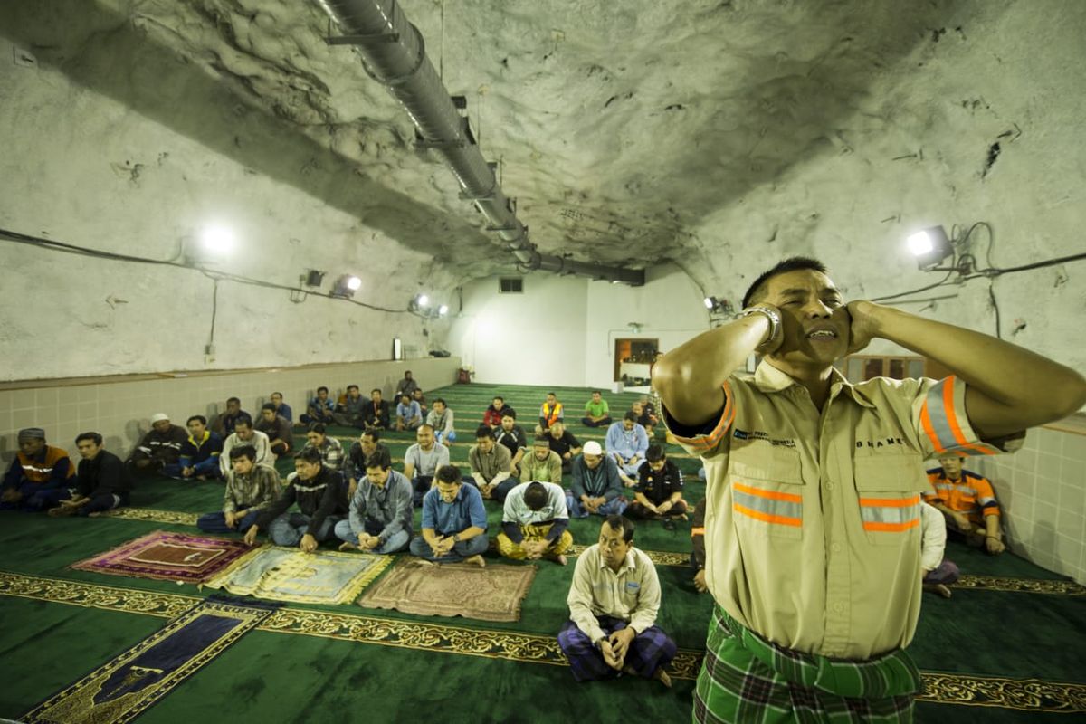 Para pekerja PT Freeport Indonesia menunaikan ibadah shalat isya dan tarawih pada bulan Ramadhan 2019 di Masjid Baabul Munawwar yang terletak 1.700 meter dari permukaan bumi.