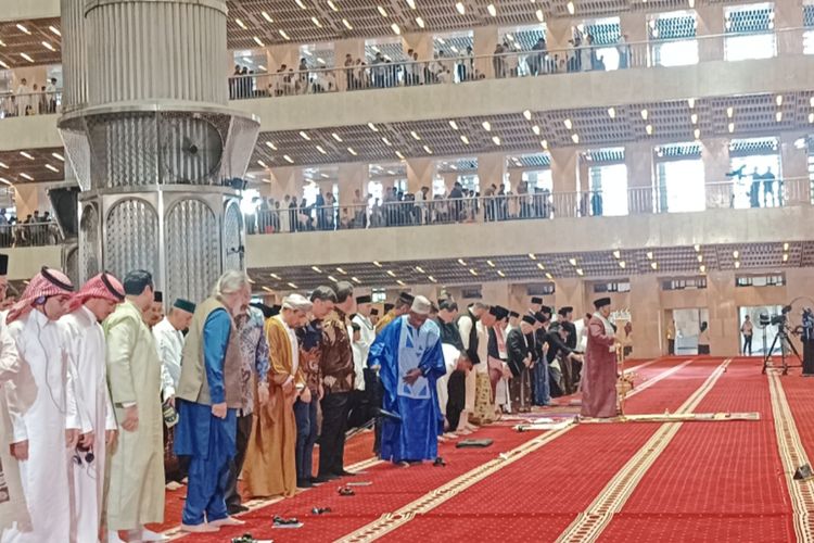 Wakil Presiden (Wapres) Ma'ruf Amin saat melaksanakan shalat Idul Adha di Masjid Istiqlal, Jakarta Pusat, Senin (17/6/2024).