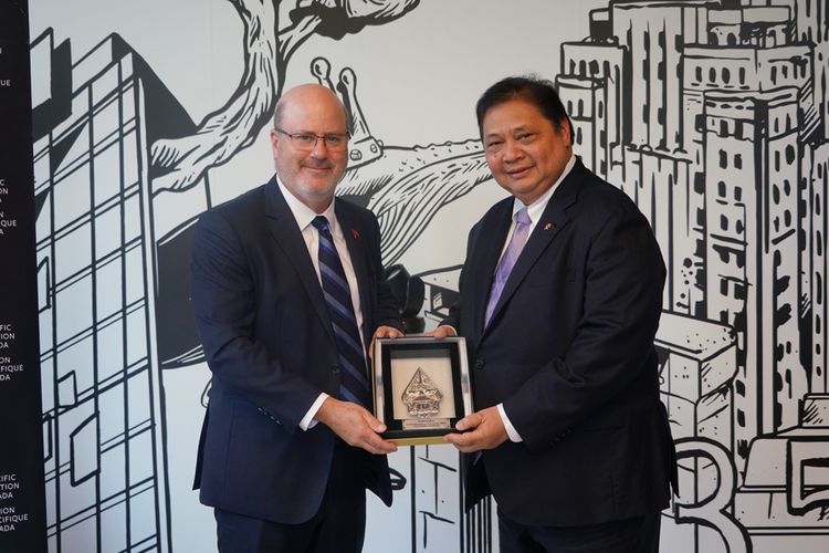 President & CEO Asia Pacific Foundation of Canada Jeff Nankivel bersama Menteri Koordinator Bidang Perekonomian (Menko Perekonomian) Airlangga Hartarto.
