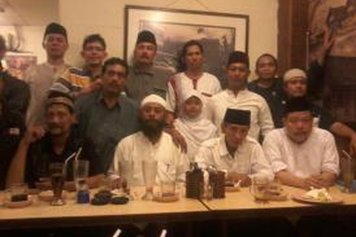 Koordinator Rumah Potong Hewan Pasar Tanah Abang Ali Djawas, tokoh masyarakat Tanah Abang Muhamad Yusuf Muhi, dan Camat Tanah Abang Hidayatullah (duduk, kanan ke kiri) dalam sebuah musyawarah soal relokasi rumah potong hewan di Pasar Blok G, Jakarta, Senin (5/8/2013) malam. Wali Kota Jakarta Pusat Saefullah (tidak tampak) turut hadir dalam pertemuan tersebut.