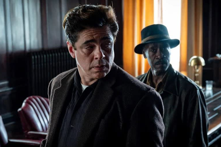 Don Cheadel dan Benicio Del Toro dalam No Sudden Move.