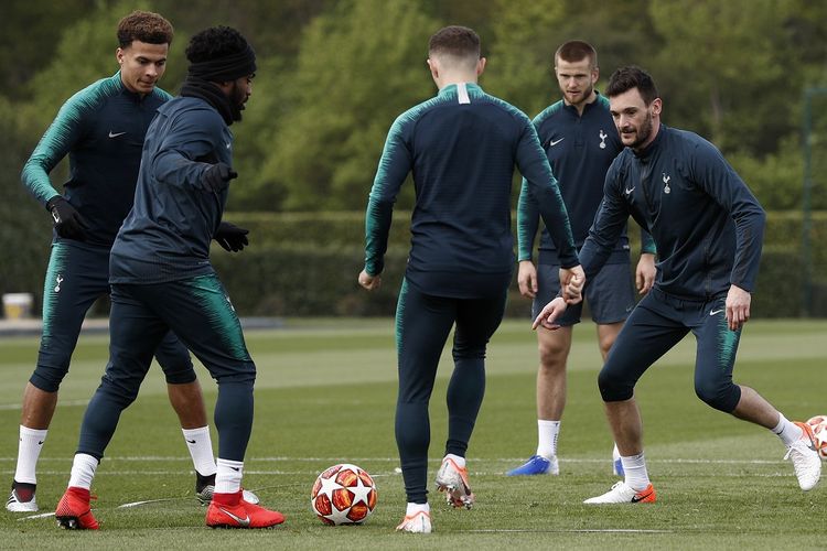 Gelandang Inggris Tottenham Hotspur Dele Alli (kiri), bek Inggris Tottenham Hotspur Danny Rose (2L), bek Inggris Tottenham Hotspur Kieran Trippier (tengah), bek Inggris Tottenham Hotspur Eric Dier (2R) dan kiper timnas Prancis Tottenham Hotspur melatih Hugo Lloris menghadiri pelatihan Sesi di Enfield Training Centre Tottenham Hotspur, London utara, pada 29 April 2019 menjelang malam pertandingan semifinal leg pertama Liga Champions UEFA melawan Ajax