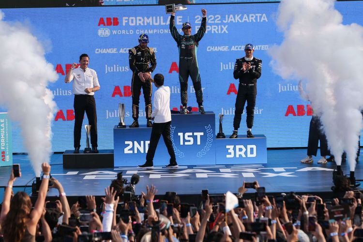 Presiden Republik Indonesia, Joko Widodo dan Gubernur DKI Jakarta Anies Rasyid Baswedan menyerahkan piala kepada juara Formula E di Jakarta International E-Prix Circuit (JIEC), Ancol, Jakarta, Sabtu (4/6/2022). Mitch Evans keluar sebagai juara Formula E Jakarta.