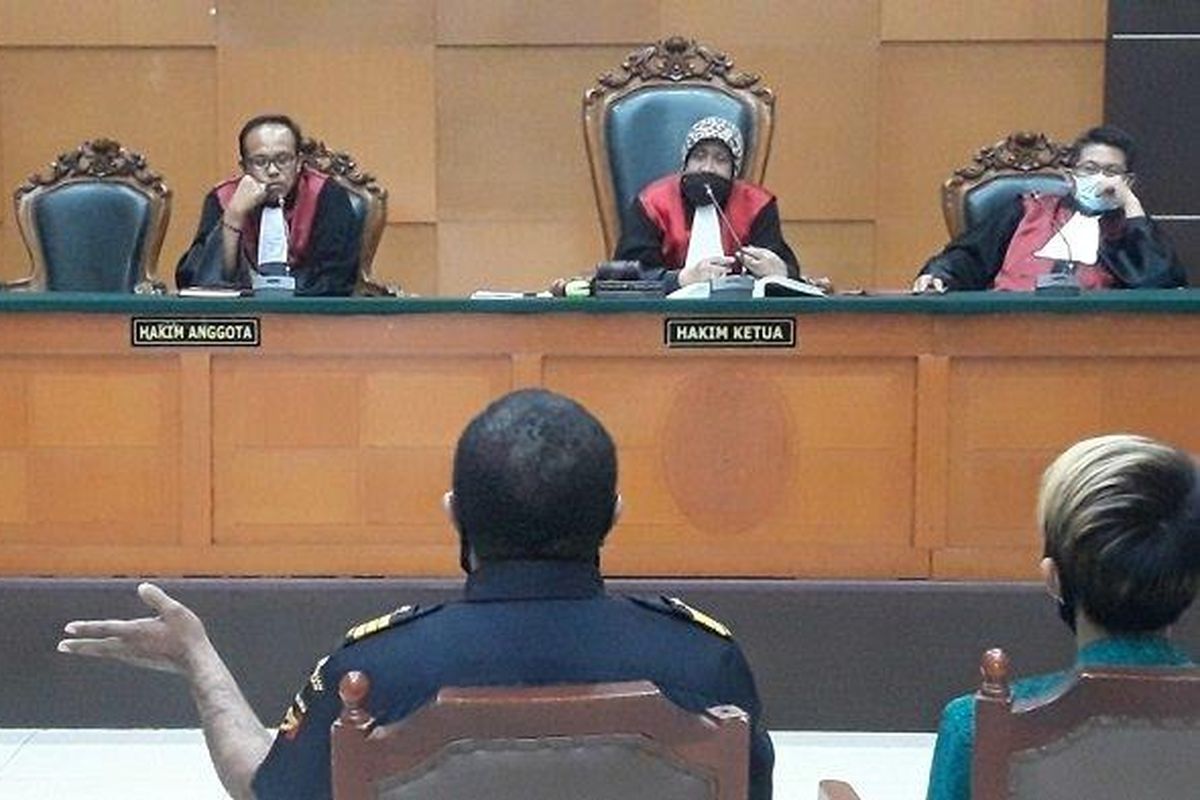 Penyidik Kanwil Bea dan Cukai DKI Jakarta Frengki Tokoro saat memberi keterangan di Pengadilan Negeri Jakarta Timur, Senin (24/8/2020)