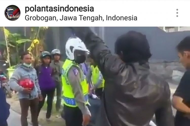 Cuplikan video yang memperlihatkan dua orang polisi lalu lintas berselisih dengan sejumlah warga. Warga memprotes polisi yang mengadakan razia du 