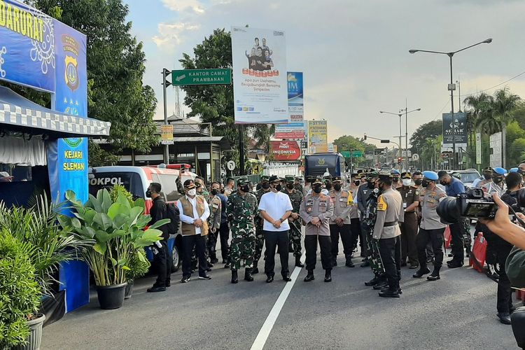 Panglima TNI Marsekal Hadi Tjahjanto, Kapolri Jenderal Listyo Sigit Prabowo dan Menteri Kesehatan Budi Gunadi Sadikin saat meninjau langsung operasi penyekatan di pos Prambanan.