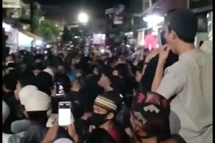 Ratusan jemaah Masjid Nurul Huda Gusung di Jalan Barukang, Kecamatan Ujung Tanah, Makassar, saat mencoba menghalau jalan aparat yang hendak memberikan imbauan larangan shalat di masjid, Kamis (23/4/2020).