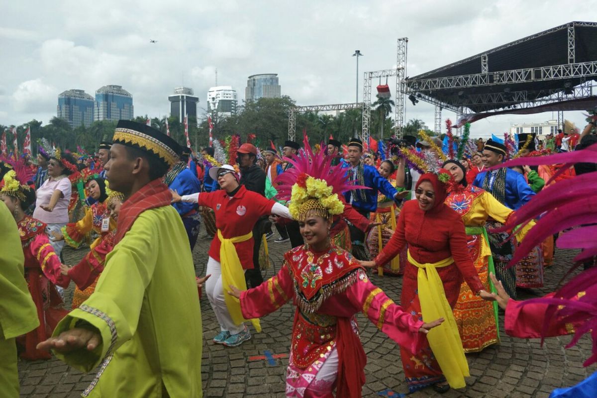 Tari masal dalam acara Kirab Kebangsaan di Monas, Minggu (26/11/2017). 