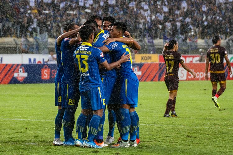 Para pemain Persib Bandung merayakan golnya ke gawang PSM Makassar, saat kedua kesebelasan bentrok dalam laga pamungkas Liga 1 2019, di Stadion Si Jalak Harupat, Minggu (22/12/2019). 