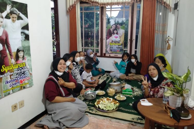 Acara syukuran oleh para ibu penggemar sinetron Ikatan Cinta di Seneng, Banyurojo, Kabupaten Magelang, Rabu (17/2).