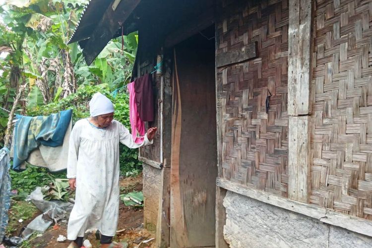 Mak Idah, 55 tahun, warga Cianjur, Jawa Barat, sedang beraktivitas di rumahnya yang jauh dari kondisi layak.