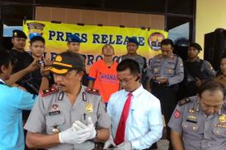 Heri, berbaju tahanan berwarna orange, dibekuk polisi setelah ketahuan mencuri barang-barang elektronik di MAN Pajarakan dan MTsN Pajarakan. Heri adalah anggota sindikat penjarah sekolah lintas Jawa. 