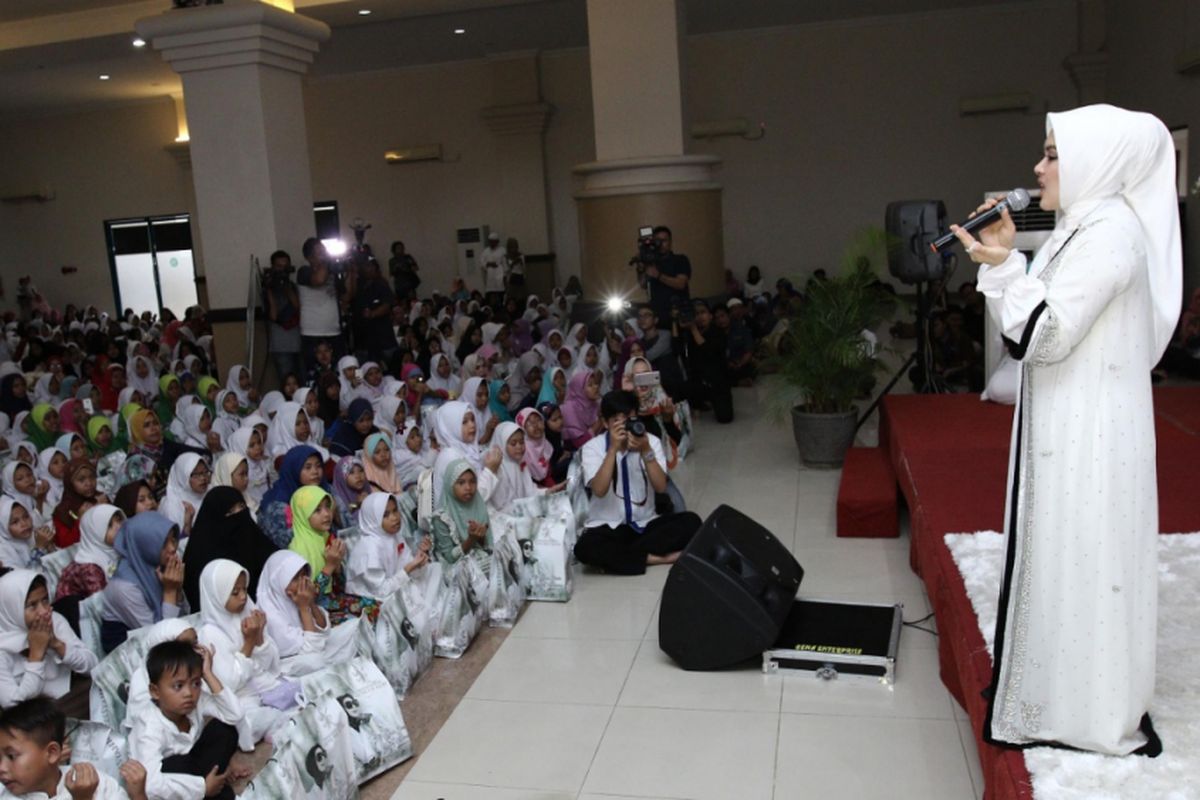 Syahrini menggelar doa bersama 2.500 anak yatim di Masjid Az Zikra, Sentul, Jawa Barat, Minggu (18/6/2017) sore.