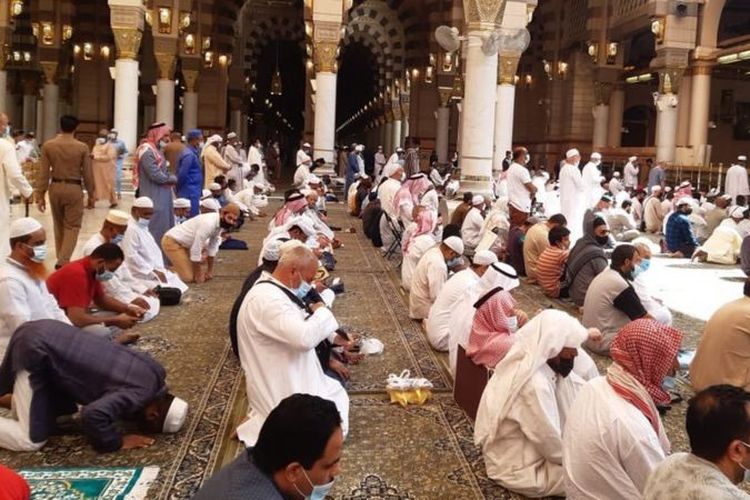 Tidak perlu memakai masker di tempat terbuka, kecuali di tempat-tempat khusus seperti Masjid Agung di Makkah dan Masjid Nabawi di Madinah.