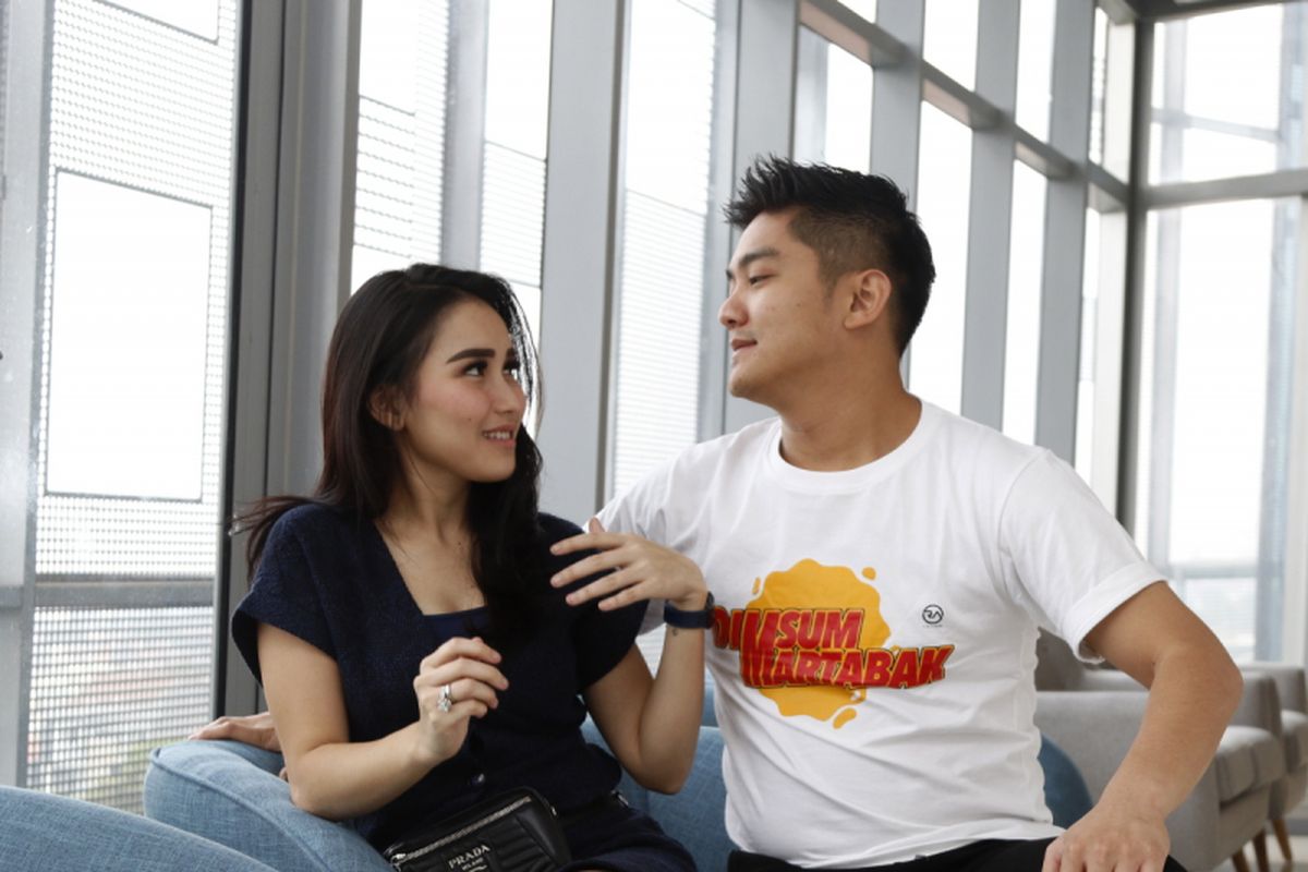 Ayu Ting Ting dan Boy Wiliam menjalani sesi pemotretan sesudah diwawancara mengenai film Dimsum Martabak, yang mereka bintangi, di Menara Kompas, Jakarta, Rabu (16/5/2018). 