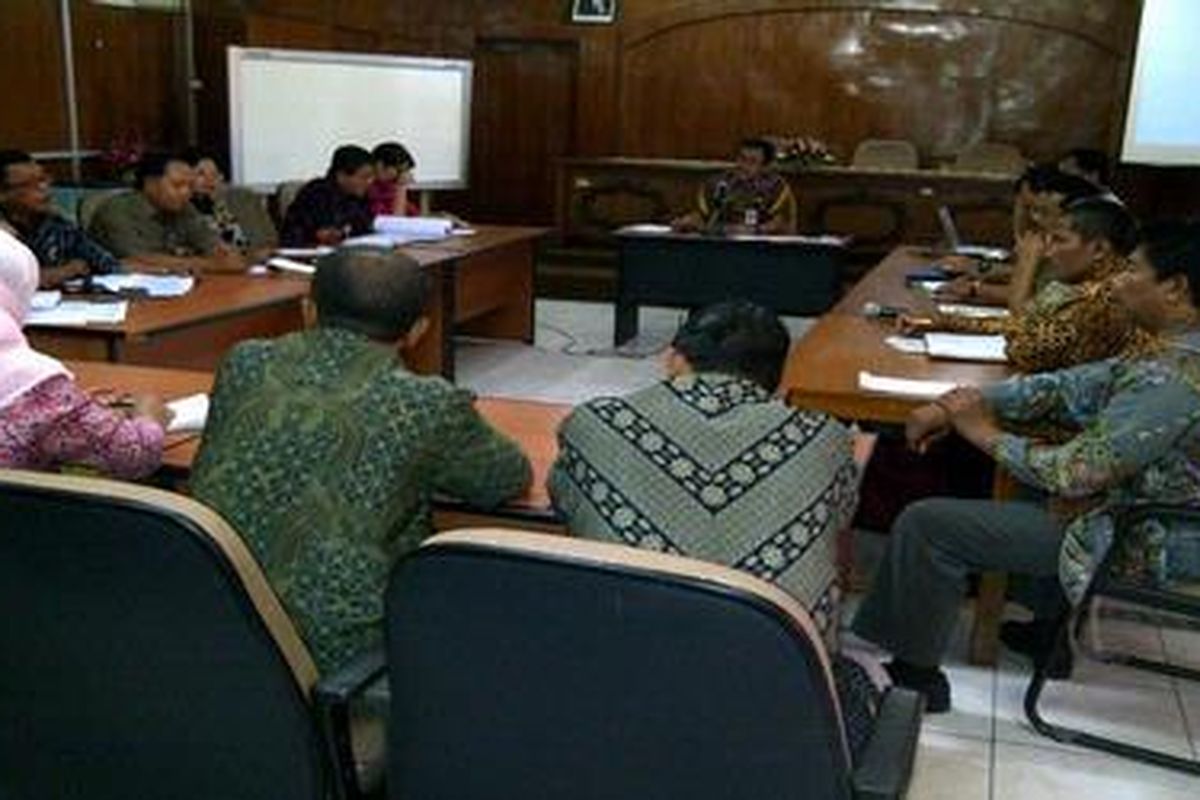 Para perajin tahu tempe di Jawa Tengah, Kamis (26/7/2012) berdialog dengan pemerintah daerah soal ketersediaan kedelai di Kantor Disperindag Jateng. 