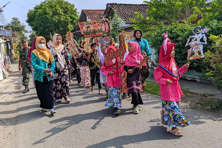 Karnaval wayang oleh sekolah alam Ramadhani, Kecamatan Mojoroto, Kota Kediri, Jawa Timur, Sabtu (11/11/2023).
