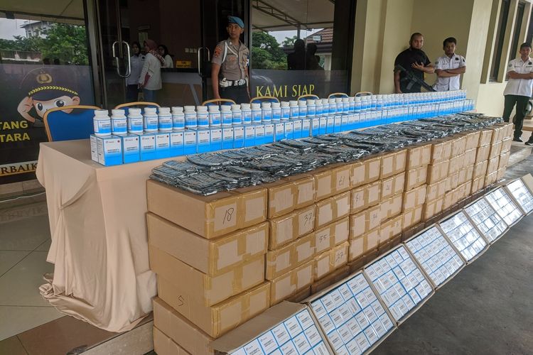 Konpers kasus pengungkapan klinik yang menjual 2,5 juta butir Trihexyphenidyl di Mapolres Metro Jakarta Utara, Jumat (21/2/2020)