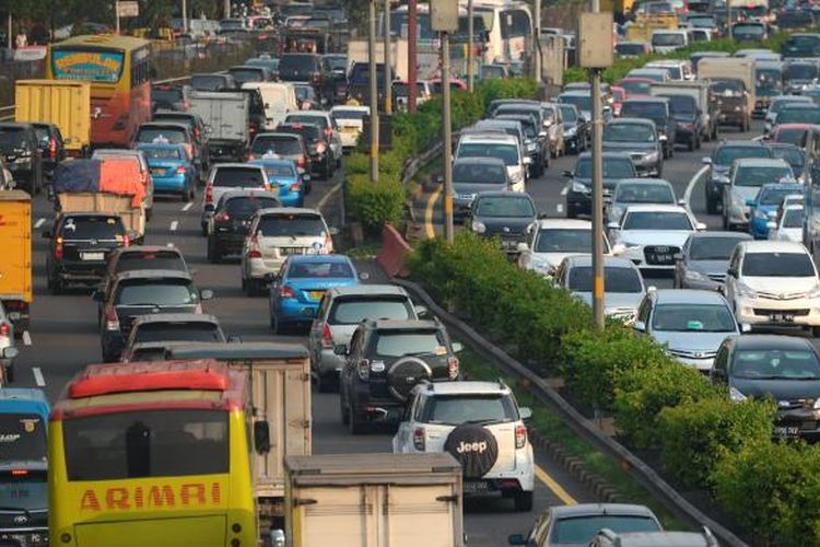 Kemacetan pada jam pulang kerja di jalan tol dalam kota Jakarta. Bonus demografi yang ditandai pertumbuhan kelas menengah yang mencapai 60 persen jumlah penduduk Indonesia ini menjadi pemicu naiknya konsumsi energi.