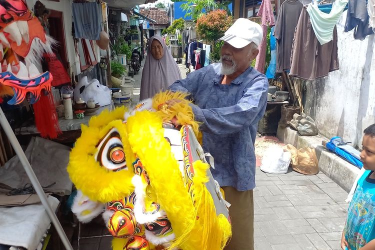 Pak Pong menunjukkan barongsai karyanya di rumahnya di Jalan Pajeksan, Selasa (17/1/2023)