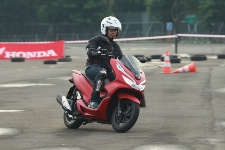 Kompas.com di atas Honda All New PCX.