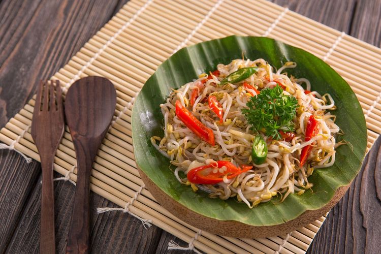 Cara bikin tumis taoge jadi lauk hemat di akhir bulan ternyata simpel.