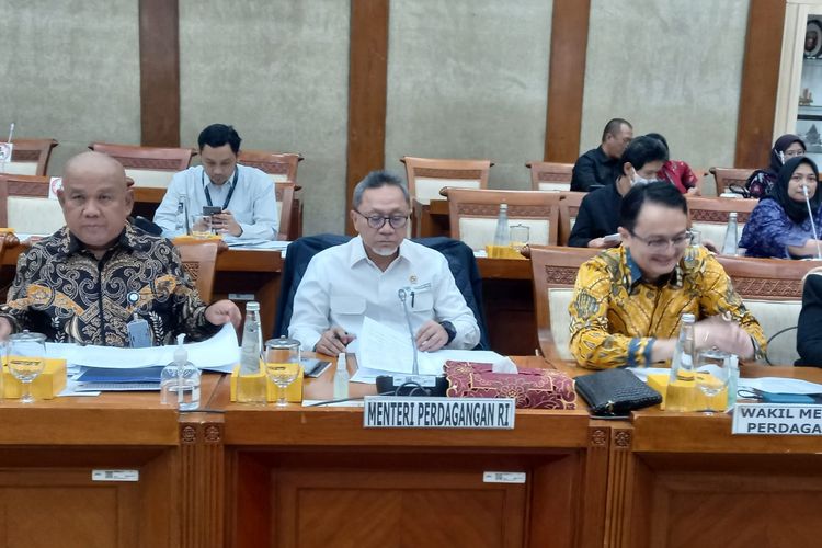 Menteri Perdagangan Zulkifli Hasan dalam rapat kerja dengan Komisi VI DPR di Kompleks Parlemen, Senayan, Jakarta, Senin (6/6/2023).