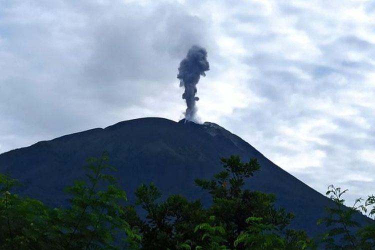 Foto: Gunung Ile Lewotolok di Kabupaten Lembata, Nusa Tenggara Timur (NTT) meletus, Jumat (31/3/2023).