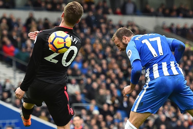 Striker Brighton asal Inggris, Glenn Murray (kanan), menyundul bola untuk mencetak gol ke gawang Arsenal. Bek Arsenal, Shkodran Mustafi, berusaha untuk menghalau tapi gagal. Kedua tim bertanding dalam lanjutan Premier League di American Express Community Stadium, Brighton, Minggu (4/3/2018).