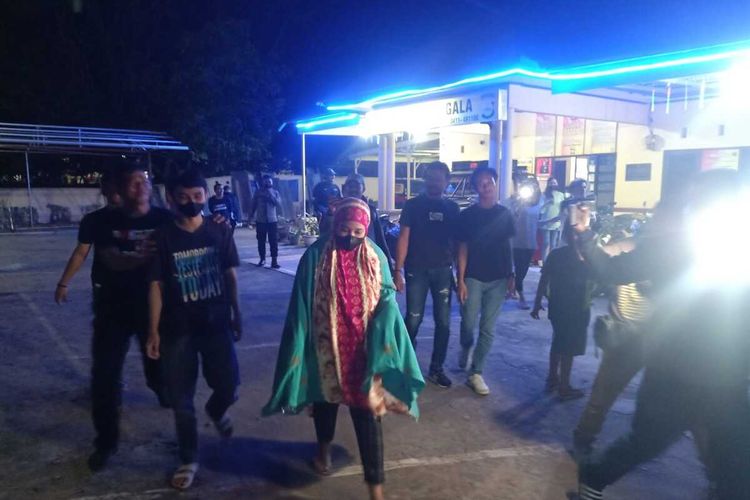 Pelaku penipuan arisan online bodong, Alyah Puput Ramadanti (22) warga Jl Batua Raya, Kelurahan Batua, Kecamatan Manggal, Kota Makassar nyaris diamuk nasabahnya.
