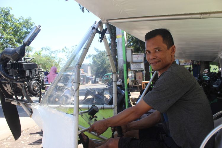 Ujang Elan Kusmana (42) , montir bengkel asal Cianjur, Jawa Barat, bersama pesawat terbang rakitannya jenis ultralight.