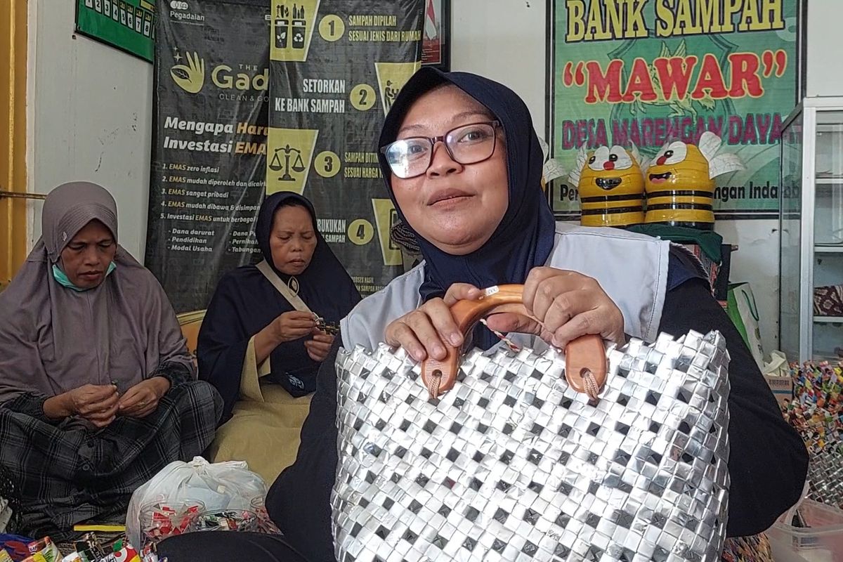 Dwi Retnowati menunjukkan salah satu kerajinan daur ulang yang dibuatnya di bank sampah mawar. 