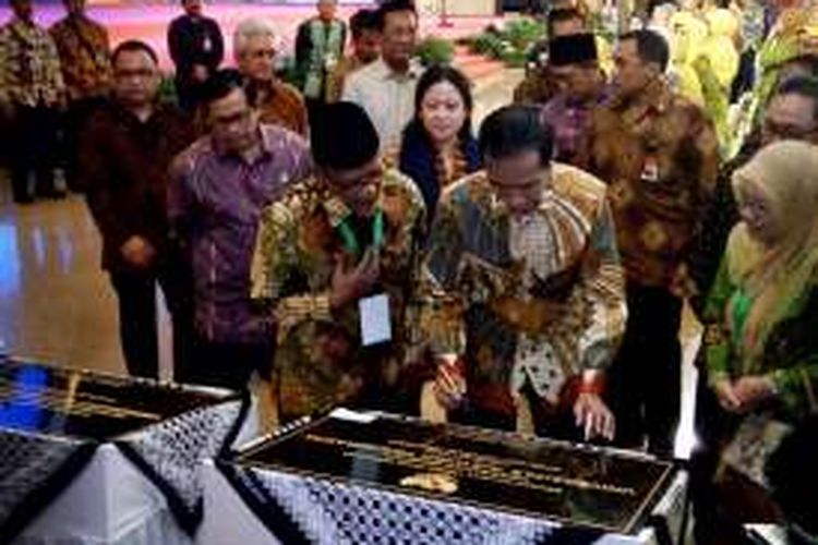 Presiden Joko Widodo saat menandatangani 5 prasasti catatan apa yang telah di capai oleh Muhammadiyah