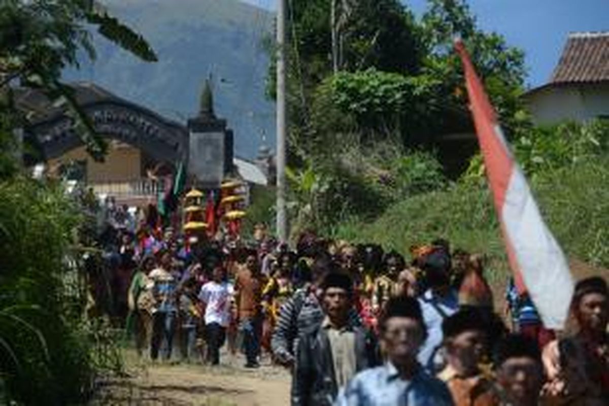 Tradisi Sungkem Tlompak-Warga mengikuti prosesi kirab dalam tradisi Sungkem Tlompak di Dusun Gejayan, Desa Banyudisi, Kecamatan Pakis, Kabupaten Magelang, Senin (12/8). Tradisi yang diadakan sekitar sumber mata air Tlompak ini juga menjadi bagian dari budaya halal bihalal warga desa setelah berlebaran