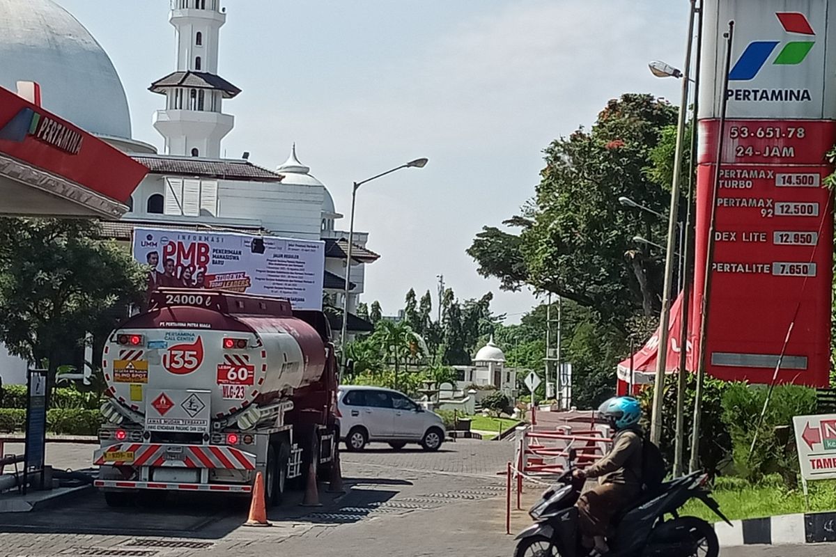 Salah satu SPBU yang berada di sekitar Universitas Muhammadiyah Malang sedang melayani konsumen pada Mei 2022 lalu.