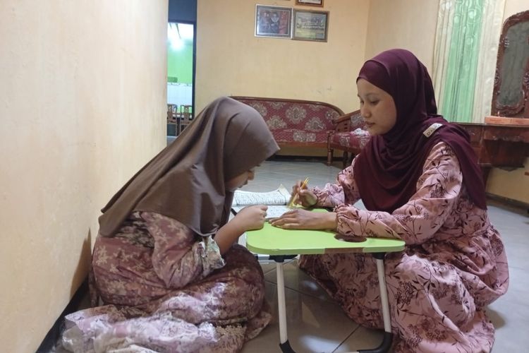 Tempuh 44 Km, Kisah Lita Kuliah Sambil Mengajar Les di 3 Kota