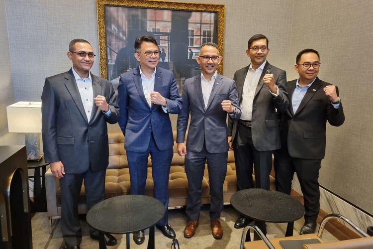Jajaran manajemen RHB Banking Group dan PT RHB Sekuritas Indonesia saat ditemui di The Langham Hotel, Jakarta, Senin (26/9/2022). 