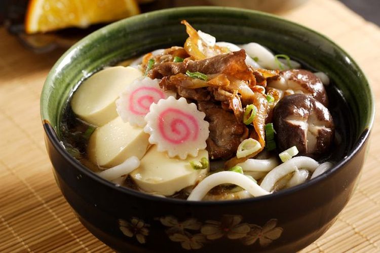 Ilustrasi udon topping sukiyaki. 