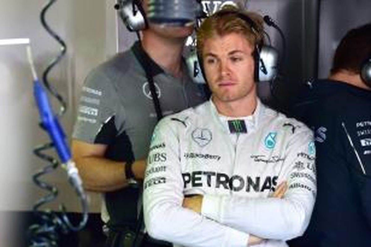 Pebalap Mercedes asal Jerman, Nico Rosberg, berdiri di pit Sirkuit Monza pada sesi latihan ketiga GP Italia, Sabtu (6/9/2014).