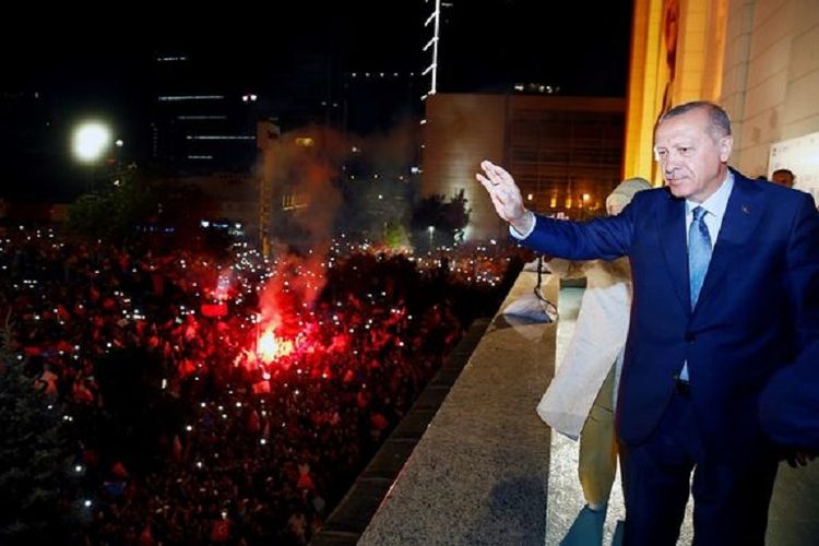 Presiden Turki, Recep Tayyip Erdogan, menyapa para pendukungnya usai gelaran pemilu, Minggu (24/6/2018).