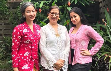 Sita Tyasutami (kanan) yang merupakan pasien 01 Covid-19 Indonesia, sedangkan Maria Darmaningsih (tengah) adalah pasien 02.