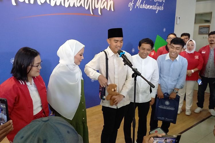 Kaesang Pangarep saat menunjukkan boneka yang dia bawa di PP Muhammadiyah, Kota Yogyakarta, Jumat (6/10/2023).