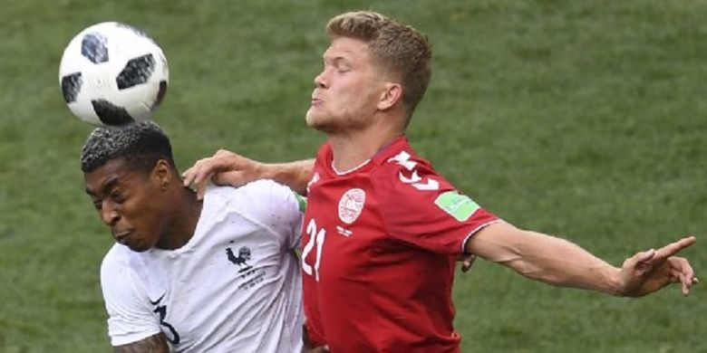 Presnel Kimpembe (kiri) dan Andreas Cornelius berebut bola pada pertandingan Denmark vs Perancis di Moskwa, 26 Juni 2018. Kabar terkini menyebut Kimpembe tercoret dari skuad Perancis di Piala Dunia 2022 karena cedera.