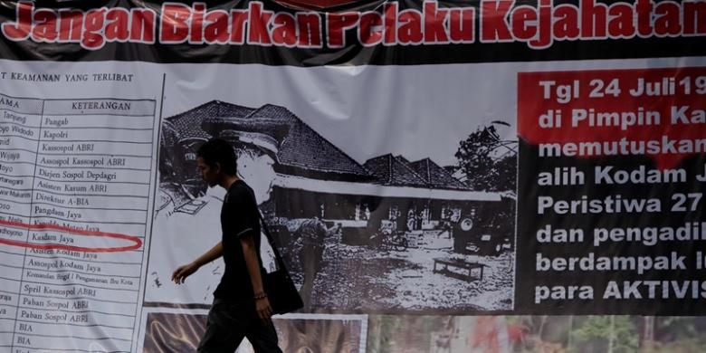 Poster besar peringatan peristiwa 27 Juli dipasang di depan bekas kantor DPP Partai Demokrasi Indonesia, Jakarta, Kamis (26/7/2012). Perebutan paksa kantor DPP PDI 16 tahun silam diperingati tahun ini dengan peluncuran buku Tjiptaning Menyusuri Jalan Perubahan disertai renungan dan pemutaran film.