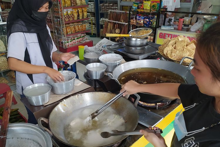 Tempe mendoan di pusat oleh-oleh Sawangan, Purwokerto, Kabupaten Banyumas, Jawa Tengah, Senin (1/11/2021).